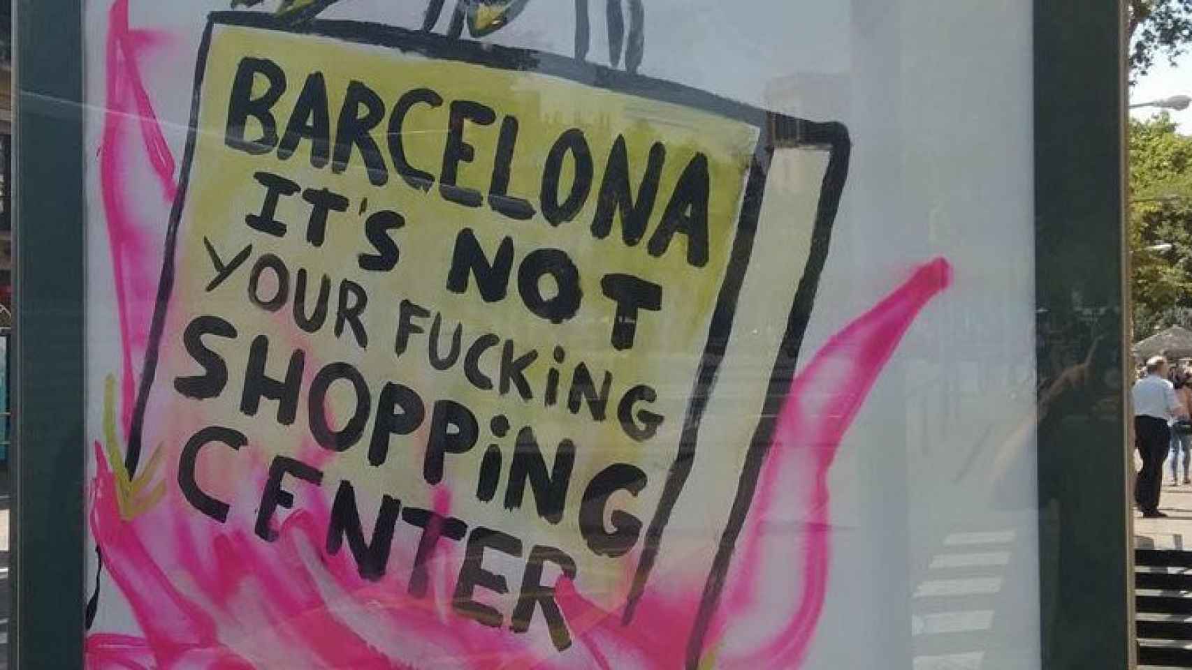 El cartel “Barcelona no es vuestro puto centro comercial” aparecido en la ronda Sant Antoni / @AlfredBosch