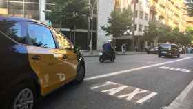 Un taxi circulando por calle Balmes / M.S.