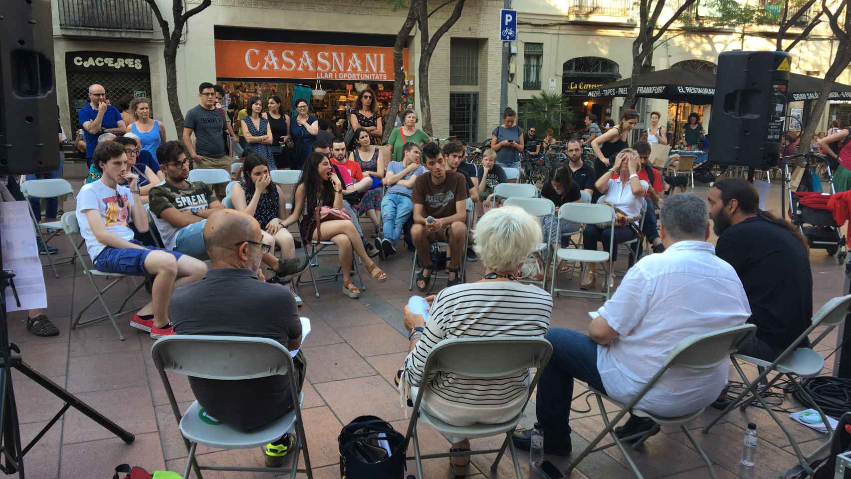 La plaza Revolució de Gràcia ha acogido un debate entre entidades vecinales y Barcelona Oberta / XFDC