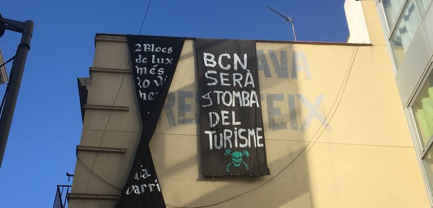 Pancarta contra el turismo en Travessera de Gràcia, cerca de la plaza de la Vila / XFDC