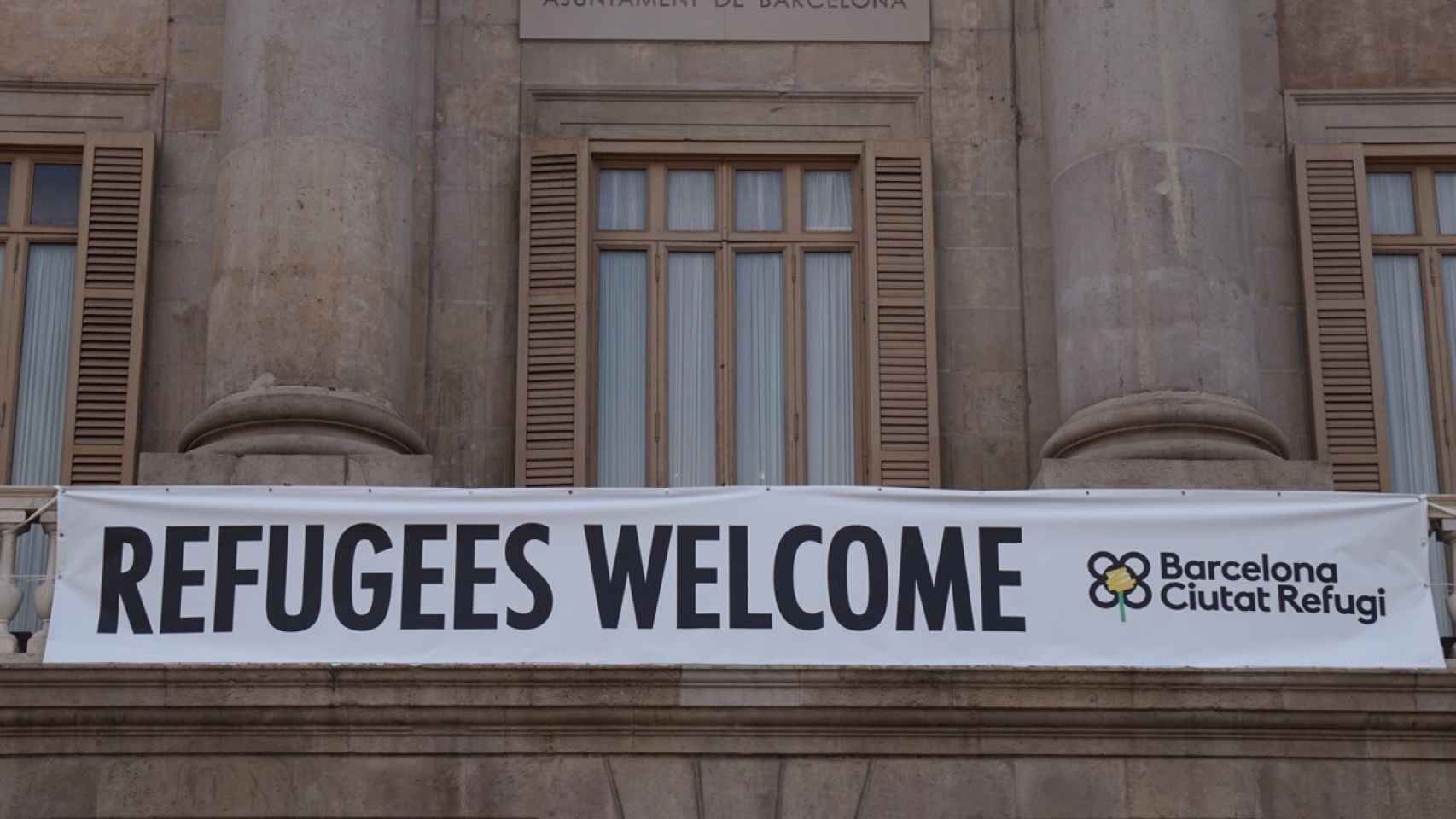 Imagen de archivo del cartel de bienvenida a los refugiados en Barcelona / Twitter Ajuntament