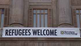 Imagen de archivo del cartel de bienvenida a los refugiados en Barcelona / Twitter Ajuntament