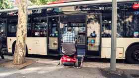 Persona de movilidad reducida subiendo al autobús con su escúter / AYUNTAMIENTO DE BARCELONA