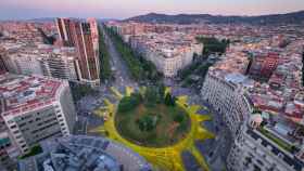 Imagen aérea de la plaza Frances Macià con el dibujo de un sol / Greenpeace España