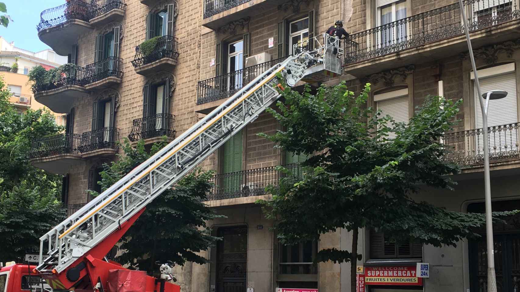 Los bomberos intervienen una fachada de Balmes por riesgo de desprendimiento / A.V.