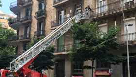 Los bomberos intervienen una fachada de Balmes por riesgo de desprendimiento / A.V.