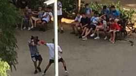 Combate de boxeo en medio de la plaza de can Portabella / AV SANT ANDREU SUD