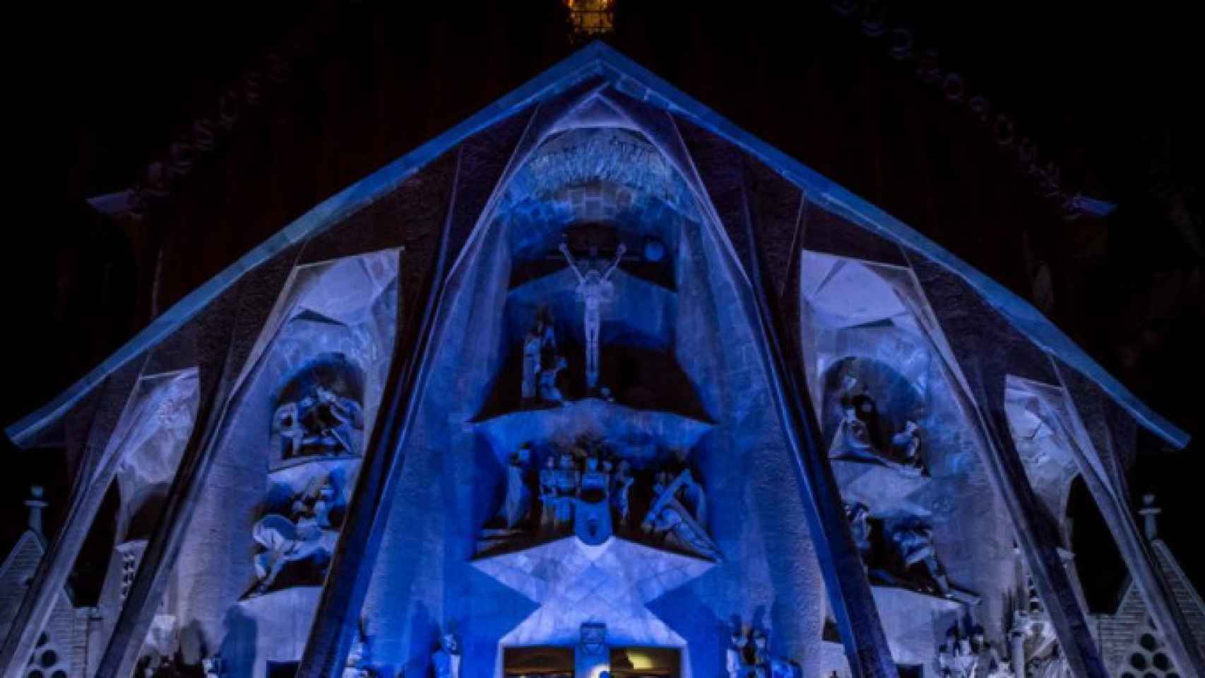 La Sagrada Familia iluminada por Semana Santa / Sagrada Familia