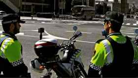 Dos agentes de la GU patrullan la ciudad / @BARCELONA_GUB