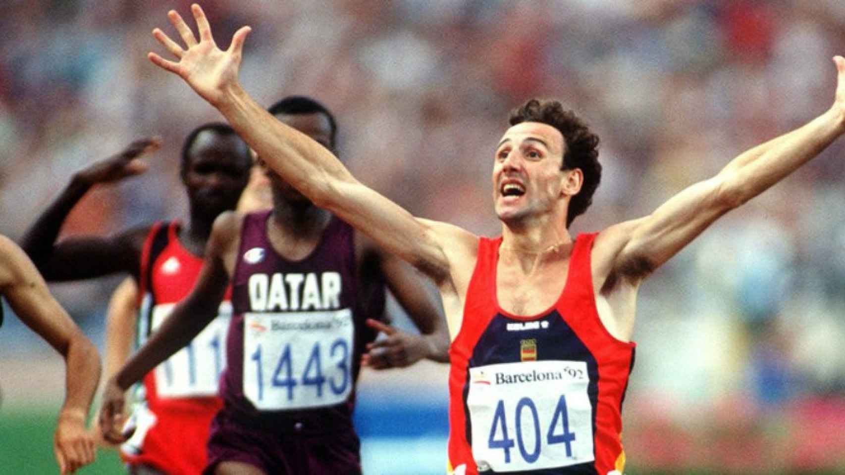 Fermín Cacho celebra su victoria en los 1.500 metros, en el Estadio Olímpico de Montjuic, en 1992