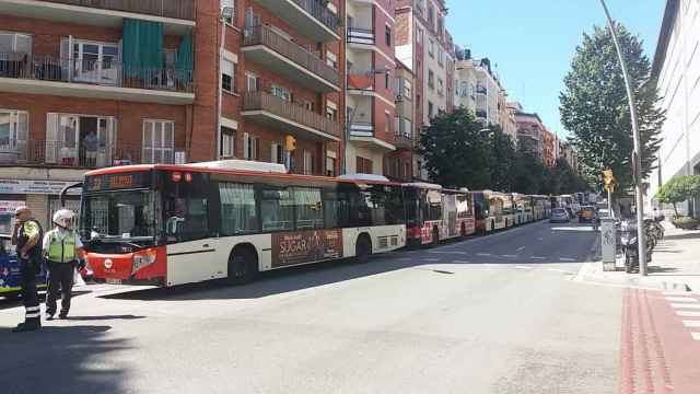 Duras críticas a Colau por la subida de los precios del transporte público, especialmente de la T-10 / C R