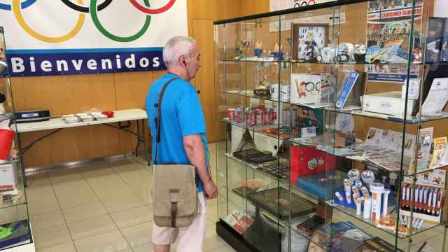 Caballero visitando la exposición de recuerdos de los JJOO / P. A.