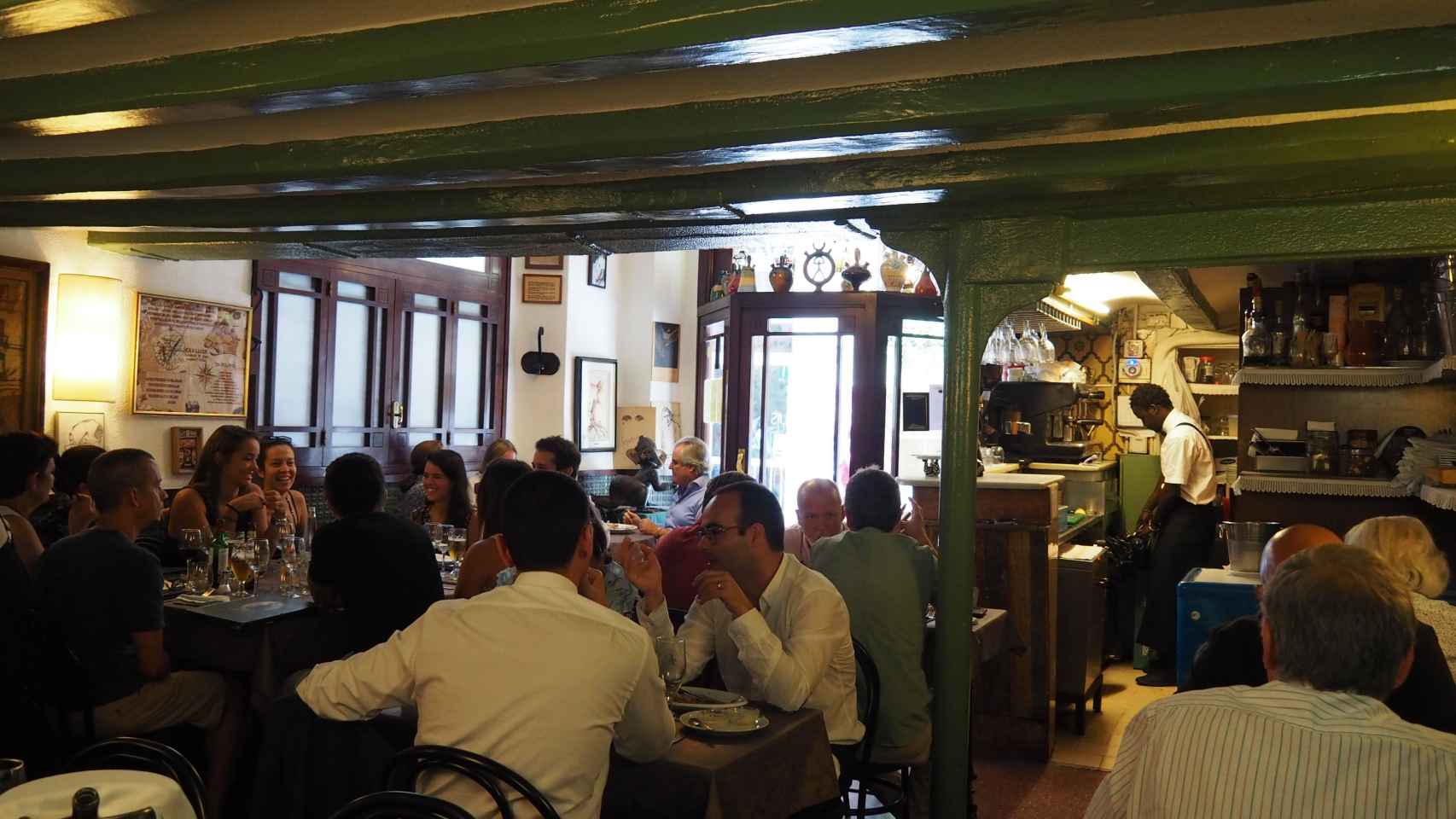 El interior del Restaurante Can Lluís, en el barrio del Raval / A. MAS