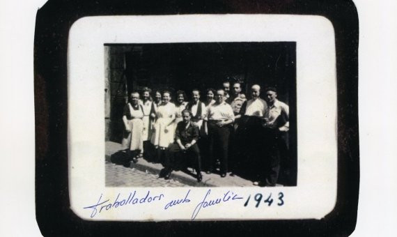 Los propietarios y trabajadores de Can Lluís, en 1943