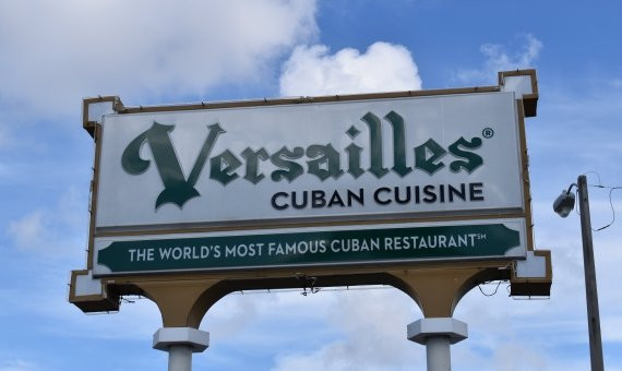 Cartel del bar Versailles en la pequeña Habana de Miami / AXEL OLIVER