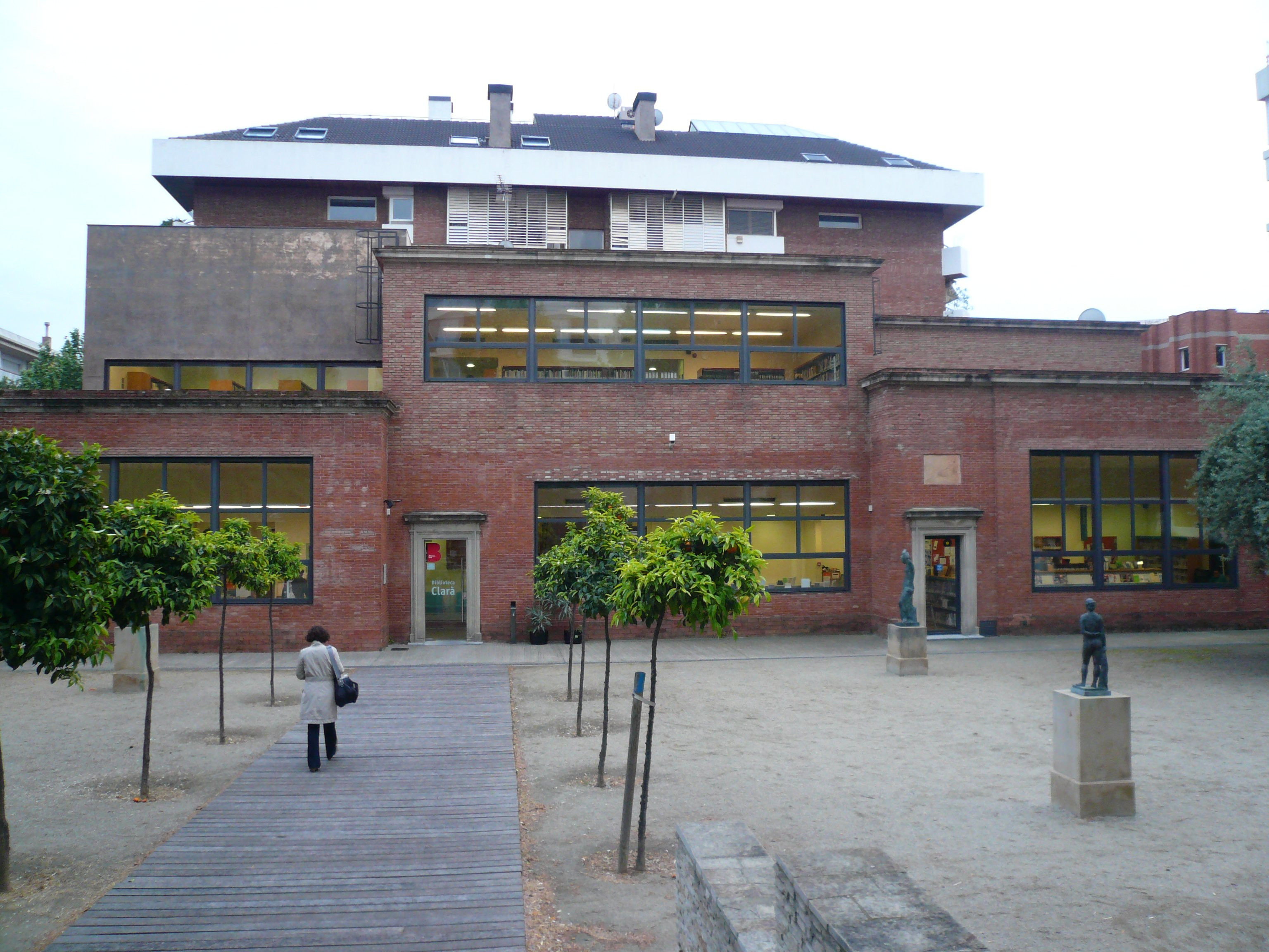 La Biblioteca Clarà, en la calle Doctor Carulla, es uno de los dos equipamientos públicos que hay en Les Tres Torres / PERE LÓPEZ