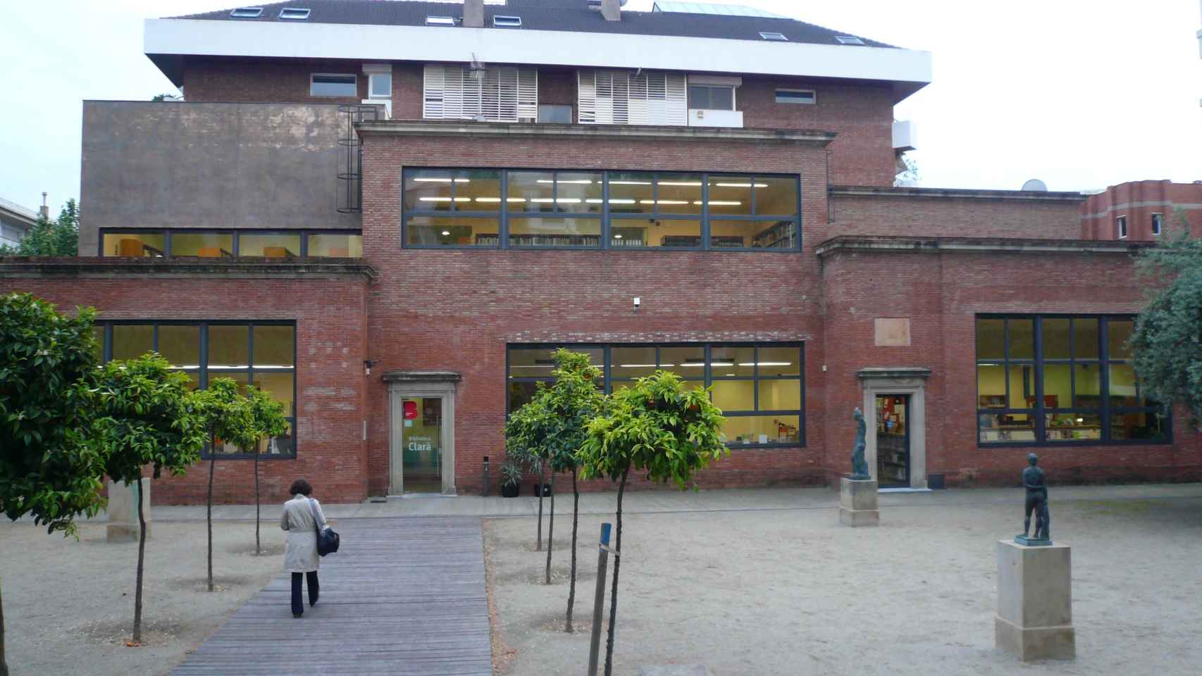 La Biblioteca Clarà, en la calle Doctor Carulla, es uno de los dos equipamientos públicos que hay en Les Tres Torres / PERE LÓPEZ