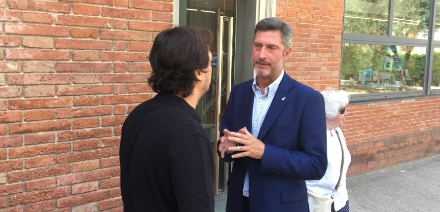 El presidente de la AV de Les Tres Torres, Lluís Tusell, charla con el regidor presidente del PDeCAT, Jordi Martí / XFDC
