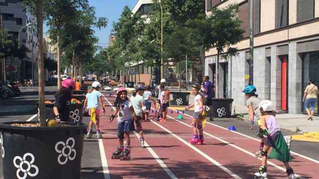 Niños patinando en la superilla del Poblenou / JORDI GINABREDA