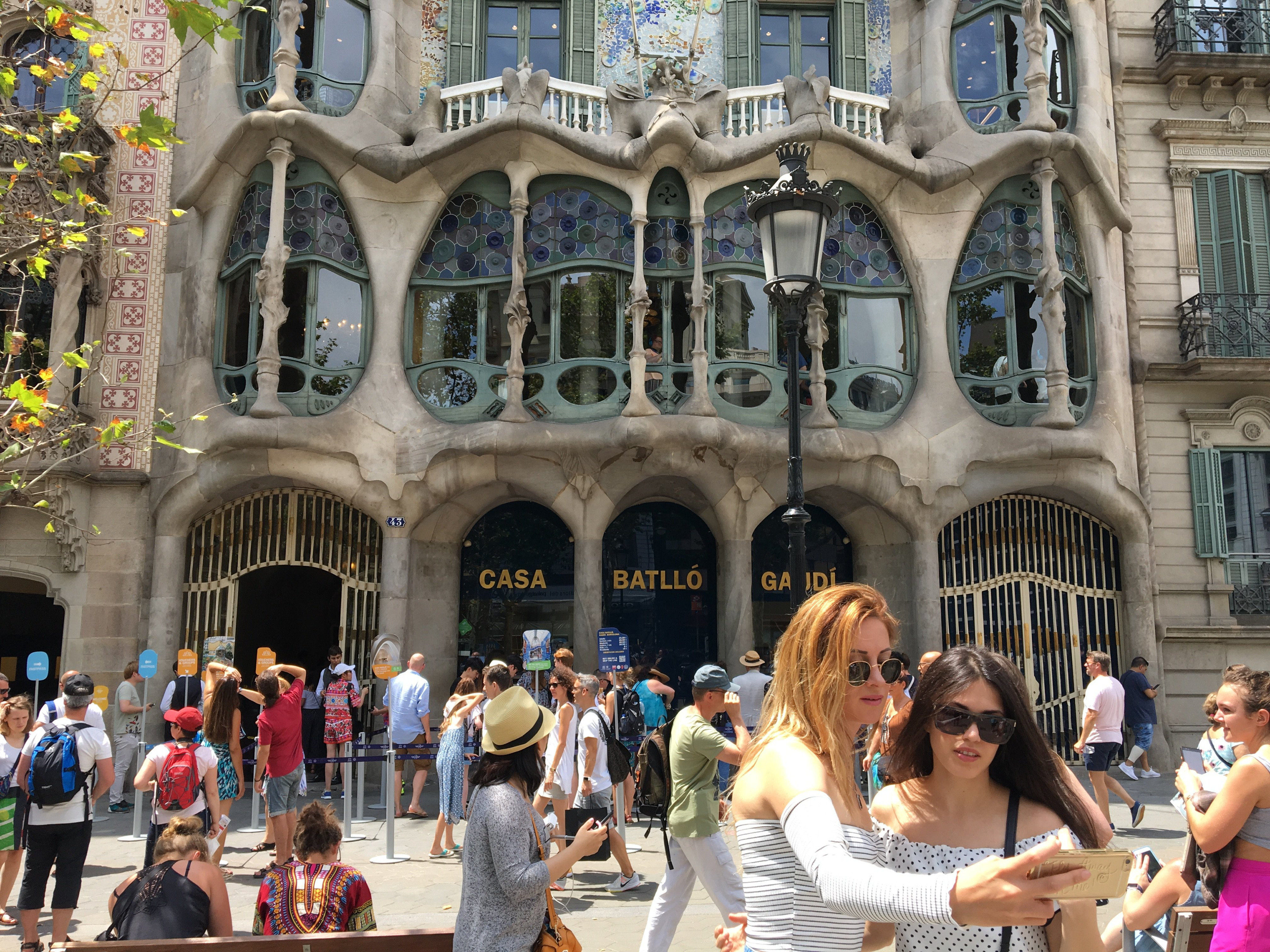 Turistas haciéndose un selfie delante de la Casa Batlló antes de la pandemia / PABLO ALEGRE