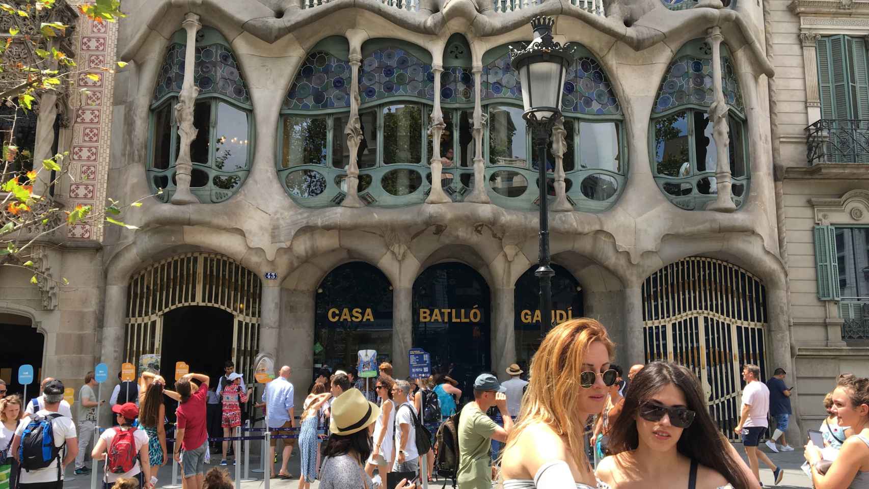 Turistas haciéndose un selfie delante de la casa Batlló / PABLO ALEGRE
