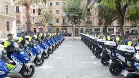 Vista de las 30 motos scúters eléctricas de la Guardia Urbana / EFE