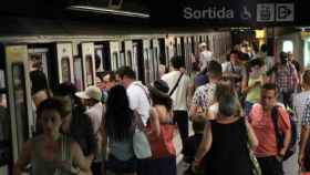 Imagen de archivo de usuarios en el metro de Barcelona / EFE