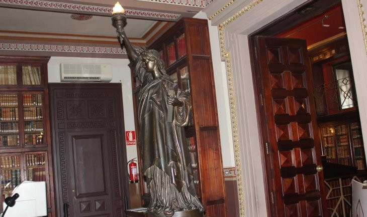 La Estatua de la Libertad preside la entrada a la biblioteca. / CR