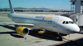 Avión de Vueling aparcado en el aeropuerto de Barcelona