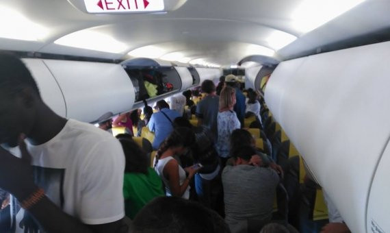 Interior del vuelo paralizado contra la deportación / Facebook de Laura Arua