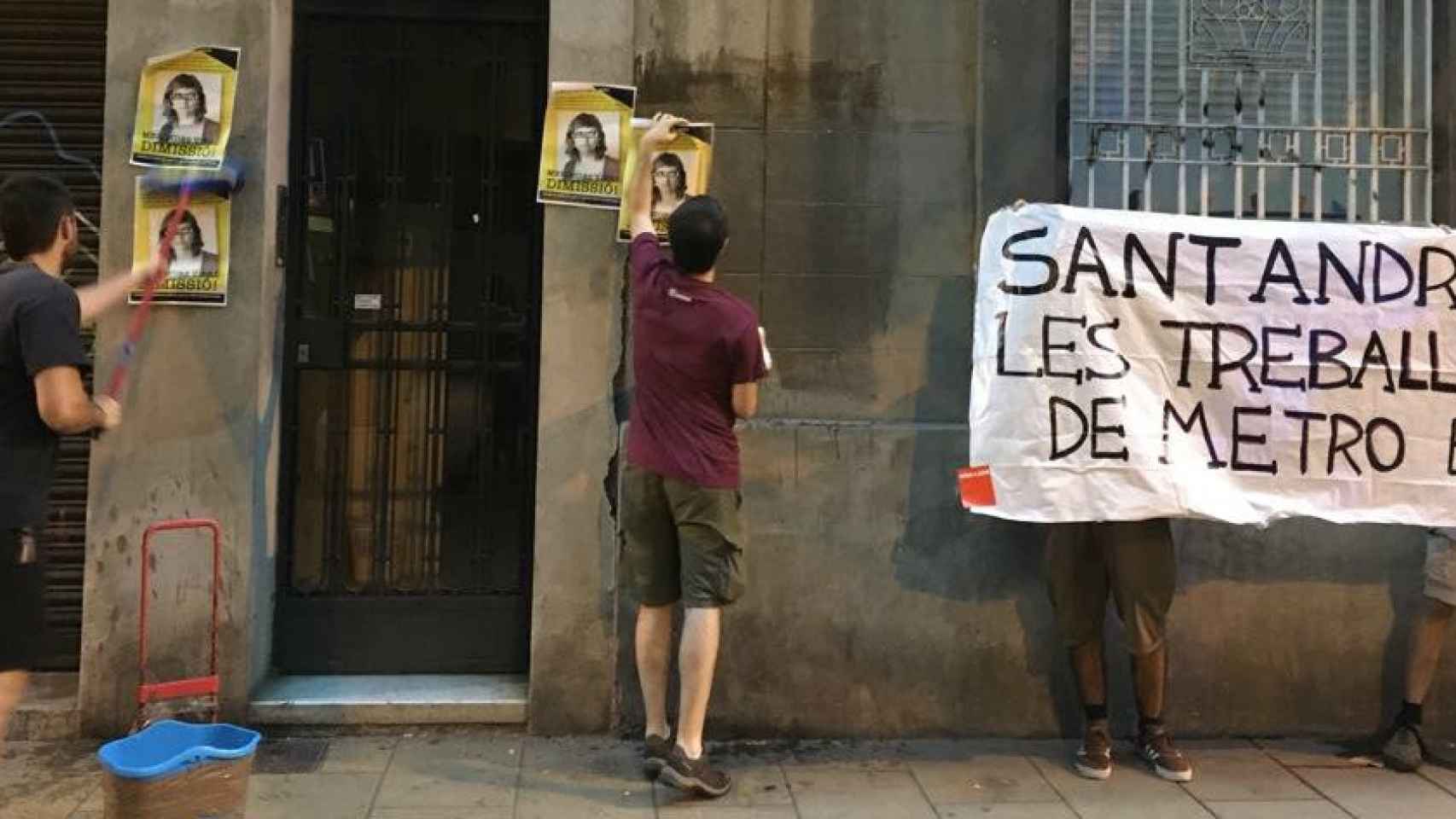 Manifestantes aguantando una pancarta junto a la portería de Vidal / M.S.