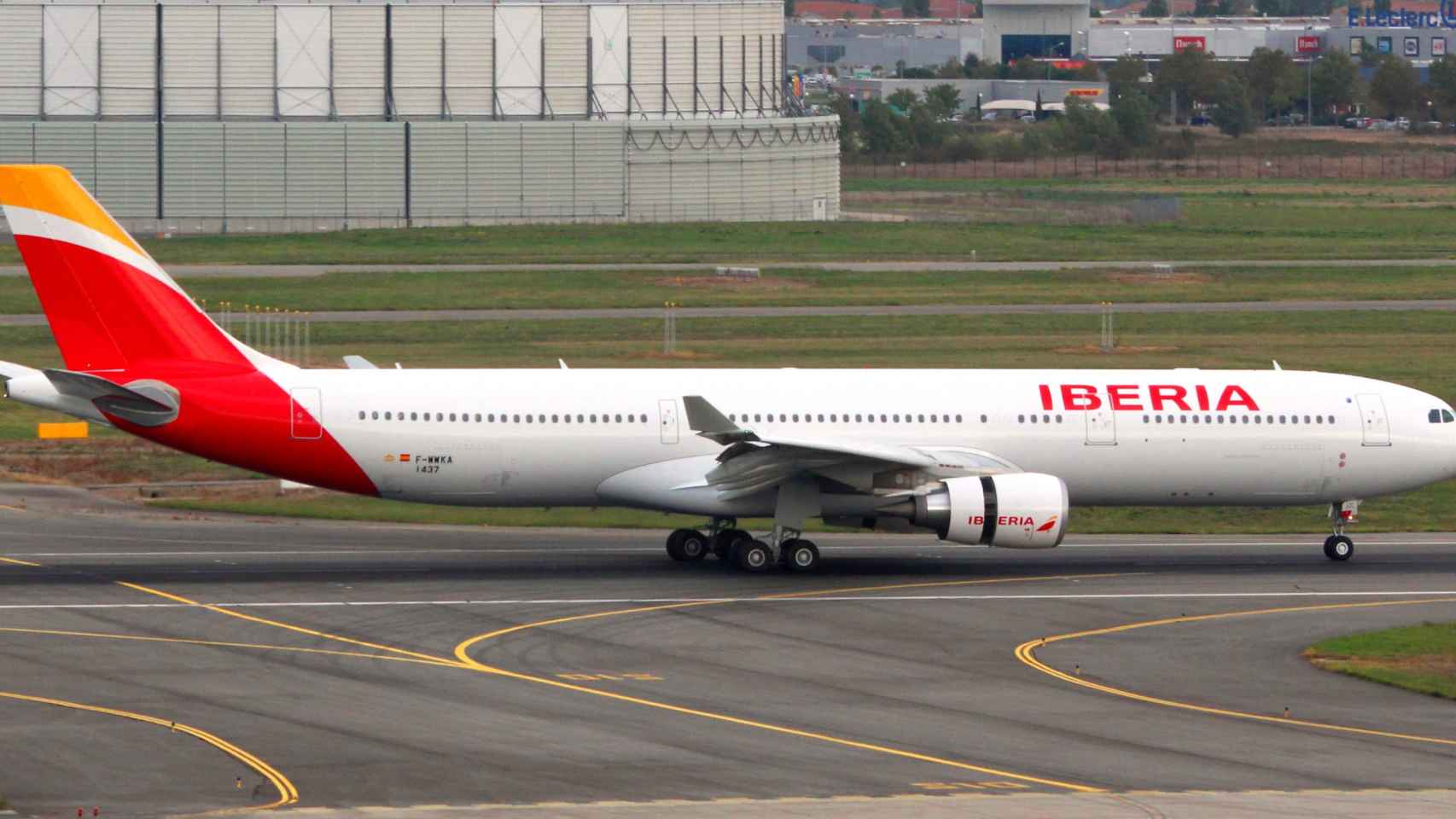 Avión de Iberia en el aeropuerto de Barcelona / ARCHIVO
