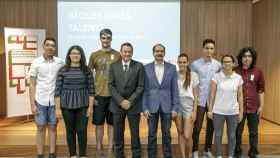 Estudiantes becados por el programa 'Joves Talents', junto al presidente de Agbar, Àngel Simon