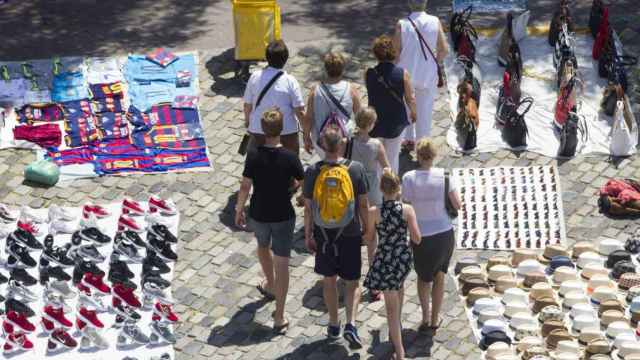 El paseo Joan de Borbó es un lugar recurrente donde encontrar puesto de venta ambulante ilegal / EFE/Quique García