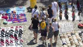El paseo Joan de Borbó es un lugar recurrente donde encontrar puesto de venta ambulante ilegal / EFE/Quique García