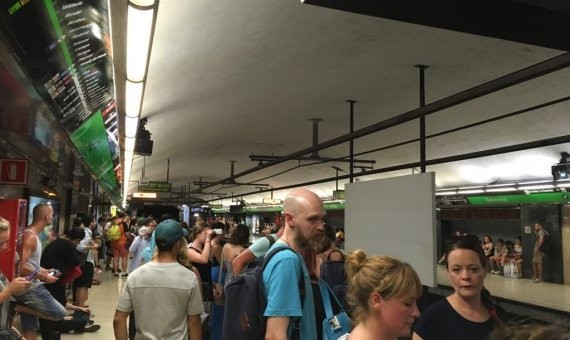Usuarios esperando en la parada de metro de Plaza Catalunya / M.S.