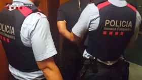 Agentes de policía llevan a cabo una detención / MOSSOS D'ESQUADRA