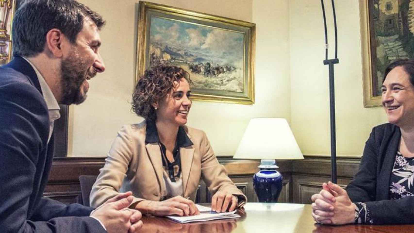 El conseller de Salud de la Generalitat, Toni Comína, la Ministra de Sanidad, Dolors Montserrat y la alcaldesa Ada Colau en una reunión sobre la candidatura / Ab - EFE