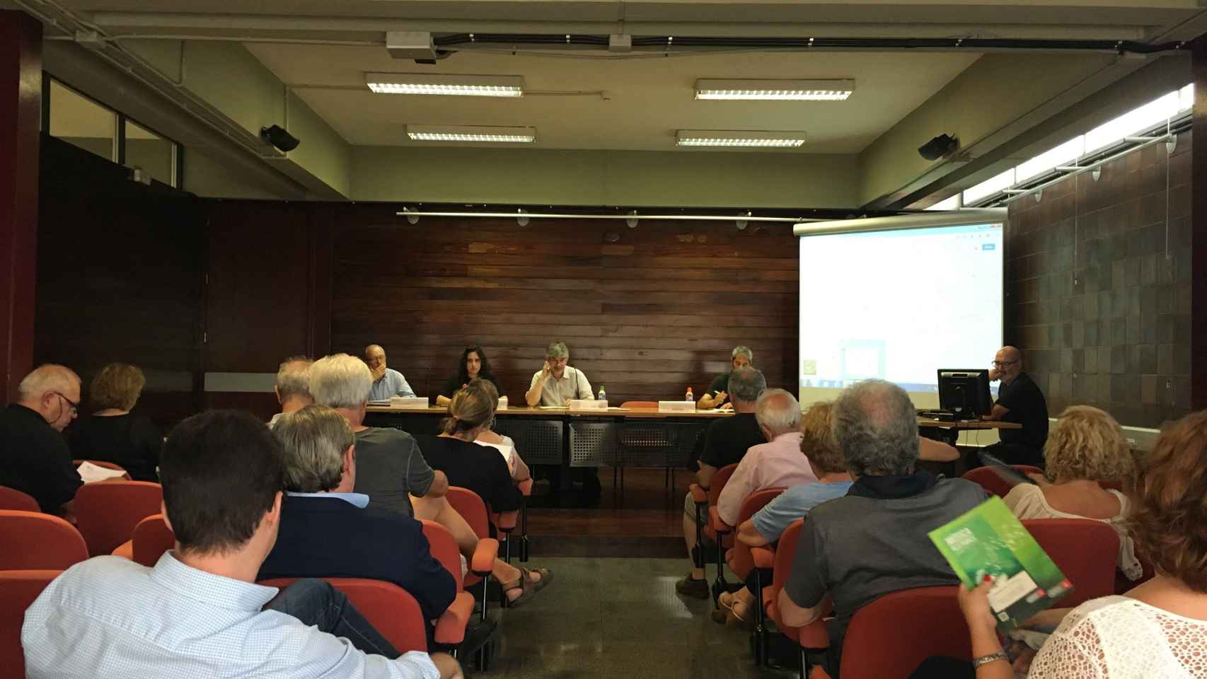 El regidor Agustí Colom interviene en el consell de barri de Pedralbes de julio / M.S.
