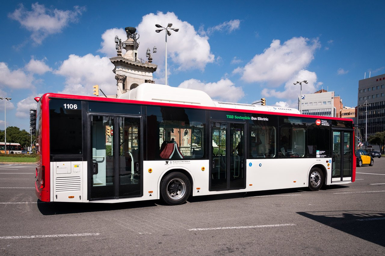 Un autobús de Transports Metropolitans de Barcelona circulando por la ciudad.