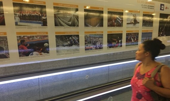 Una usuaria del metro contempla una fotografía de la exposición / P. A.