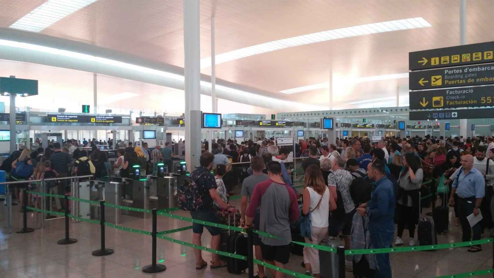 Colas en los controles de seguridad del Aeropuerto de Barcelona / EUROPA PRESS