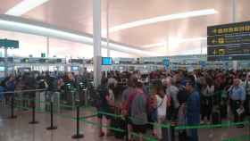 Colas en los controles de seguridad del Aeropuerto de Barcelona / EUROPA PRESS
