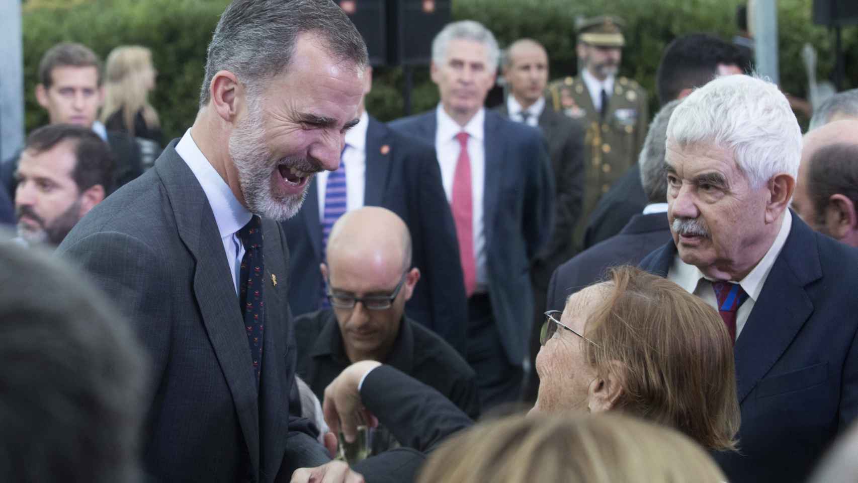 Felipe VI junto a Pasqual Maragall y Diana Garrigosa / EFE