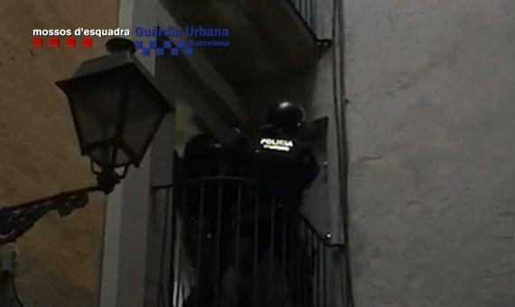 Agentes de los Mossos d'Esquadra accediendo a una de las viviendas / Mossos d'Esquadra