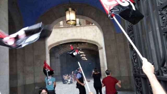 Trabajadores del metro muestran su apoyo a los del bicing desde la puerta del Ayuntamiento / @CGTBICINGBCN