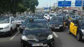 Centenares de taxis realizan una marcha lenta por Barcelona / Elite Taxi