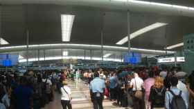 Aglomeraciones en los controles de seguridad del aeropuerto de Barcelona / EP