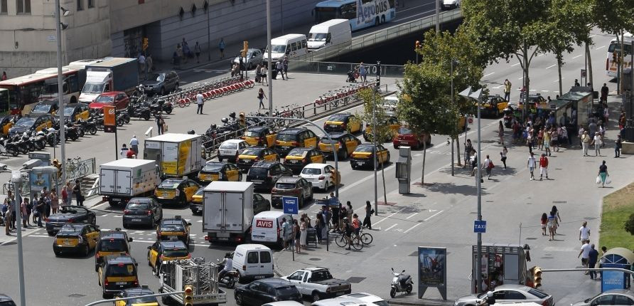 Decenas de taxis en marcha lenta colapsan plaza de España / EFE/ Alejandro Garcia