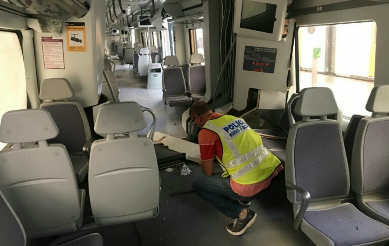 Interior del tren accidentado en Estació de França / MOSSOS D'ESQUADRA